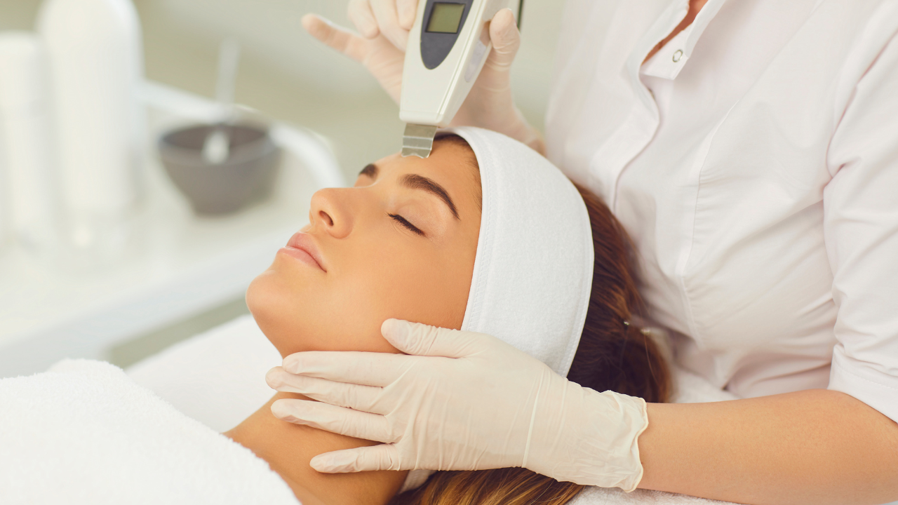 Why a Professional LED Light Therapy Machine Is a Smart Investment